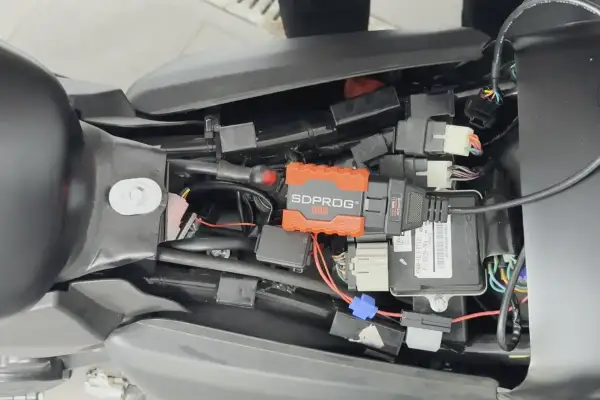 Pod siedzeniem motocykla podłączony moduł SDPROG OBD. Problem z zapłonem po przekręceniu kluczyka?