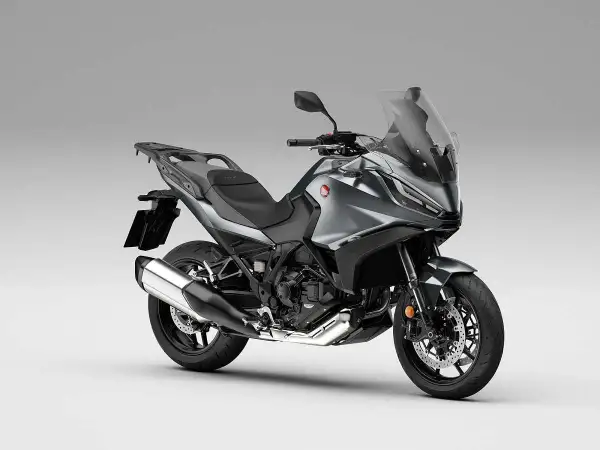 Szary motocykl turystyczny Honda NT 1100, idealny na długie trasy. Sprawdź honda nt 1100 dane techniczne.