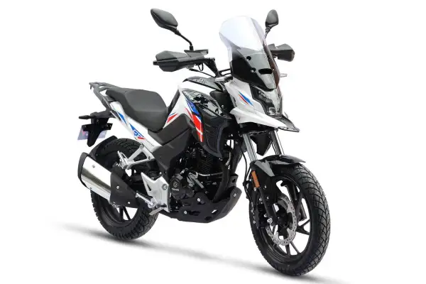 Biały motocykl turystyczny z niebieskimi i czerwonymi akcentami. Od ilu lat można robić prawo jazdy na motor 125? Od 16 roku życia.