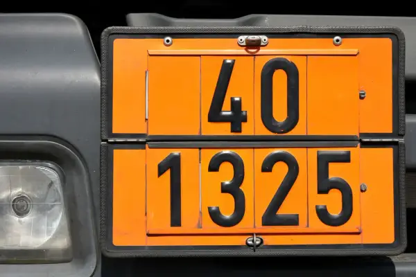 Pomarańczowe tablice rejestracyjne z numerami 40 i 1325 na ciężarówce.