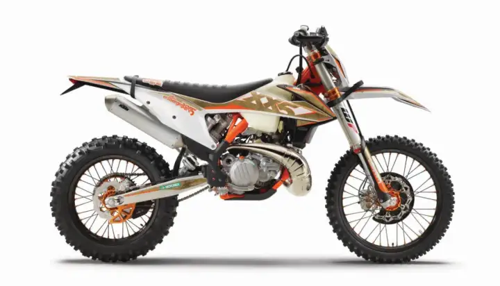 KTM EXC 300 2T dane techniczne: potężny dwusuwowy silnik, zawieszenie WP XPLOR, opony terenowe.